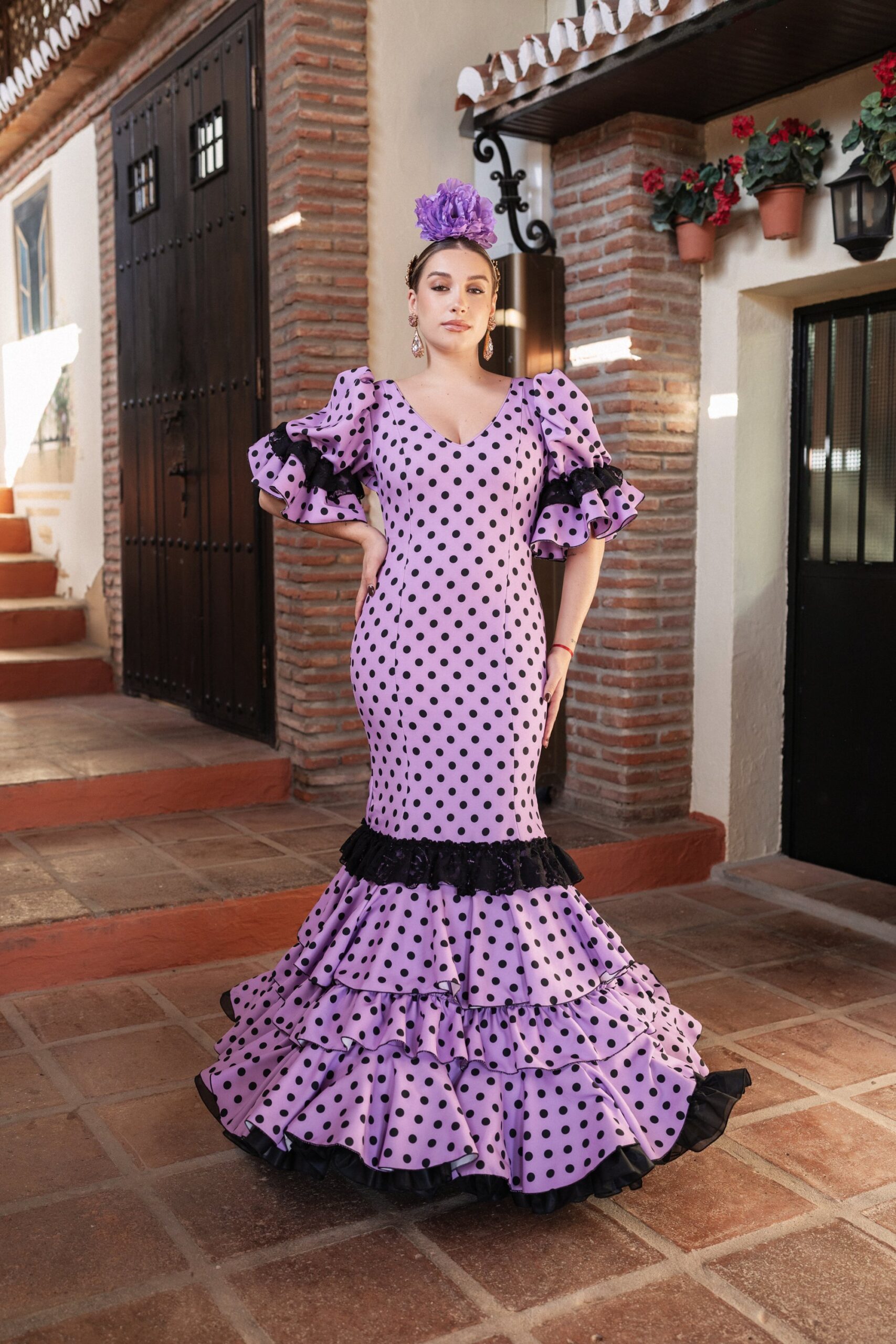 MOdelo-sirena-traje-morado-y-negro Traje de Flamenca Morado y Negro – Estilo Sirena - Image 1